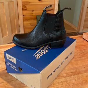 Never worn black crocodile Blundstone ankle boots